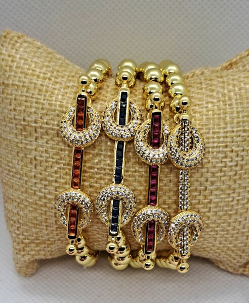 Bracelets dorés avec cristaux