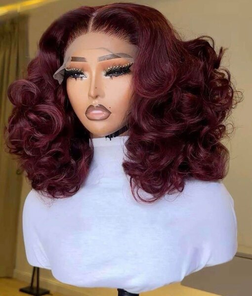 Perruque bouclée bordeaux