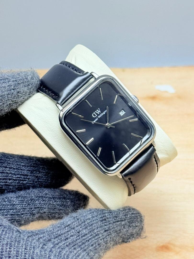 Montre élégante avec bracelet cuir