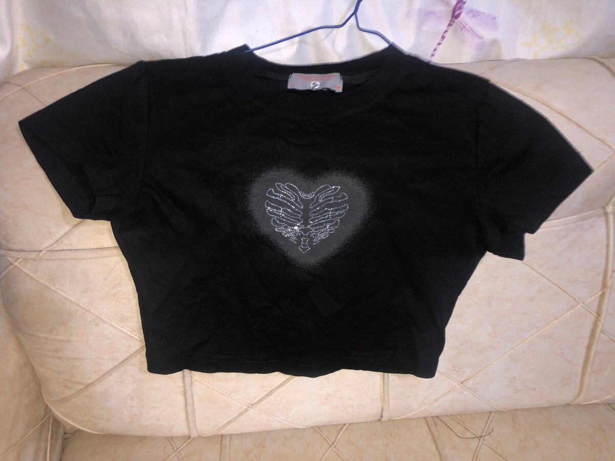 T-shirt noire à motif cœur