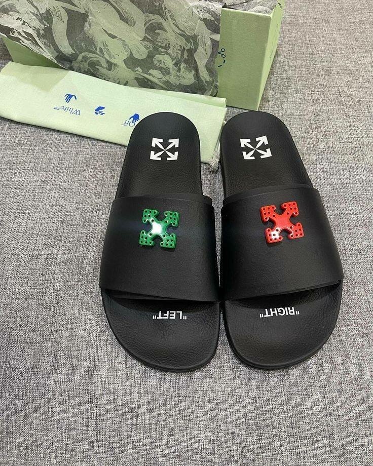 Claquettes noires stylées