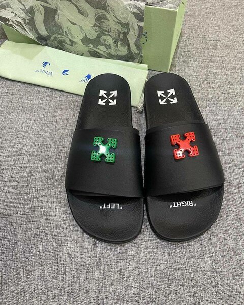 Claquettes noires stylées