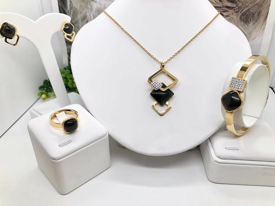 Parure élégante en perles dorées