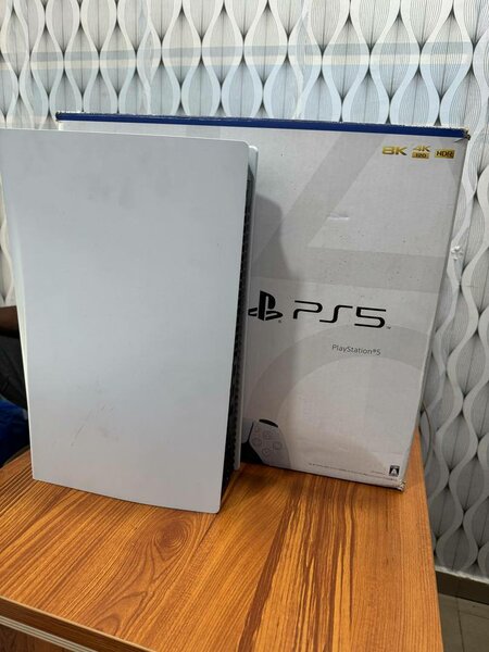 Ps5 casi new console  importé France avec une manette