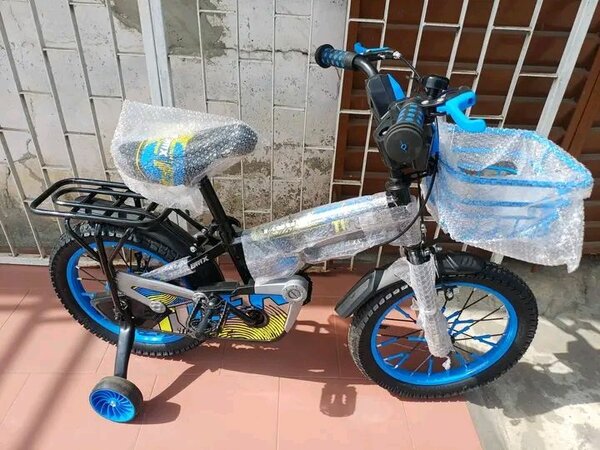 Vélo enfant bleu avec panier