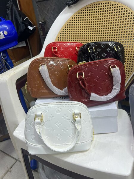 Sac à main en cuir verni