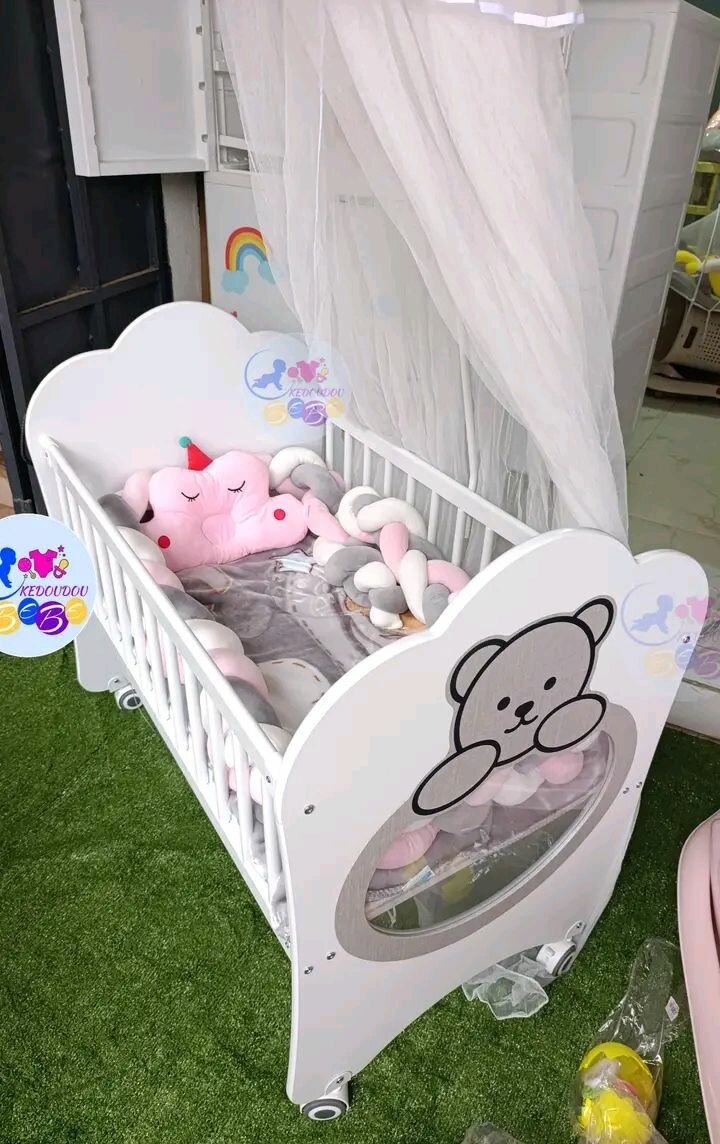 Lit bébé avec moustiquaire