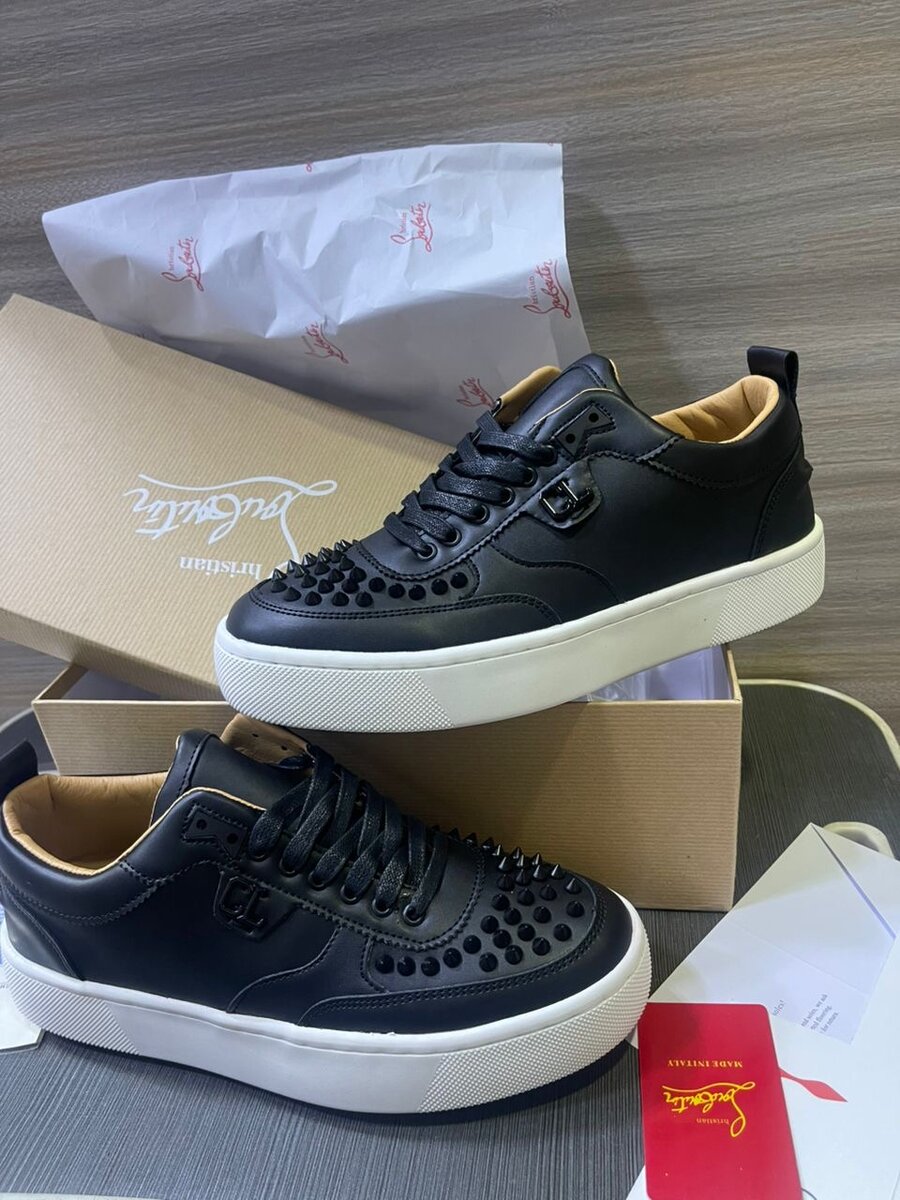 Sneakers en cuir noir clouté