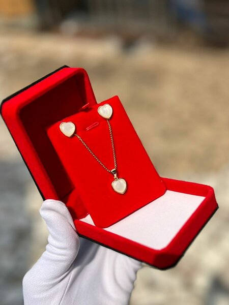 Ensemble collier et boucles d'oreilles en plaqué or