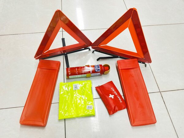 Kit de sécurité routière avec triangles et extincteur
