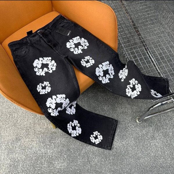 Jean noir à motif floral