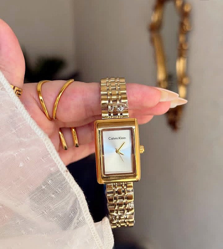 Montre dorée élégante femme