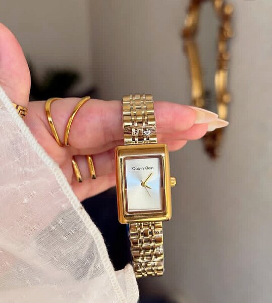 Montre dorée élégante femme