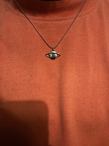 Colliers croix et Saturne élégants