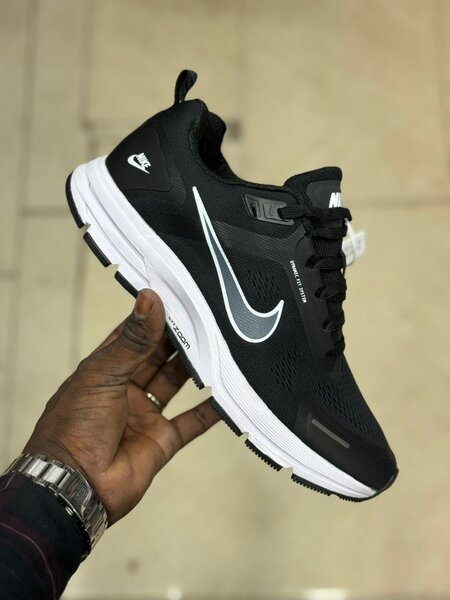 Baskets de sport Nike noires