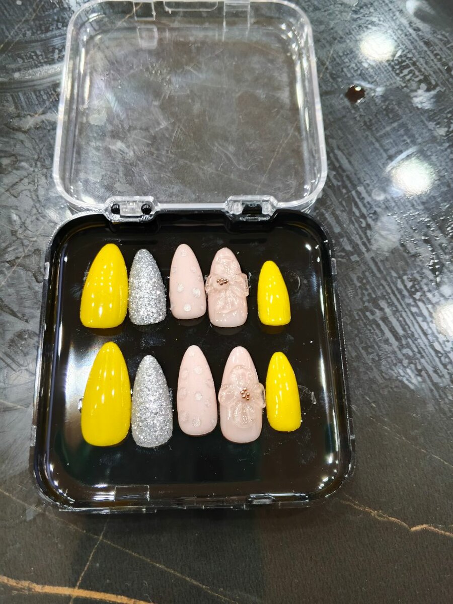 Faux ongles artistiques colorés