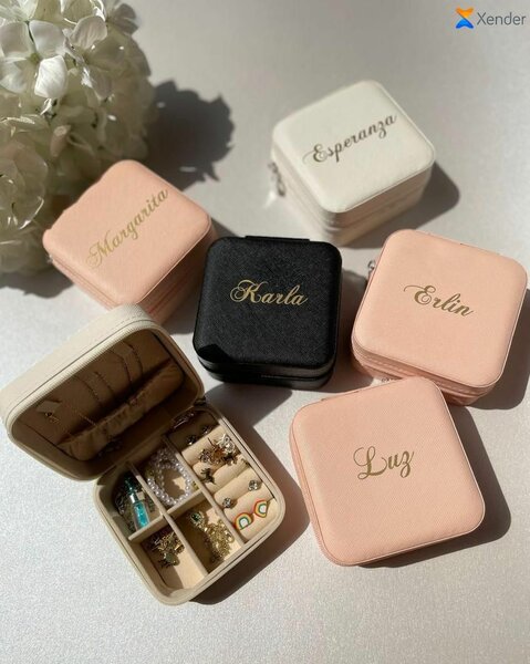 Montre élégante dorée