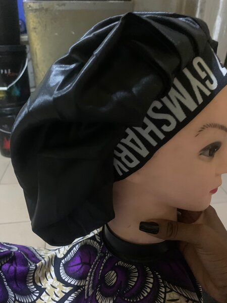 Bonnet de satin noir élégant