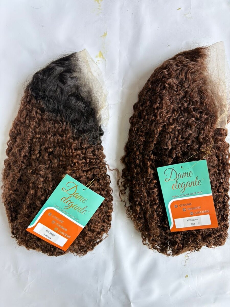 Perruque en dentelle bouclée