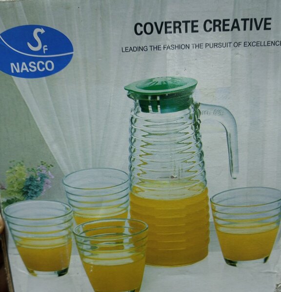 Pichet en verre avec verres