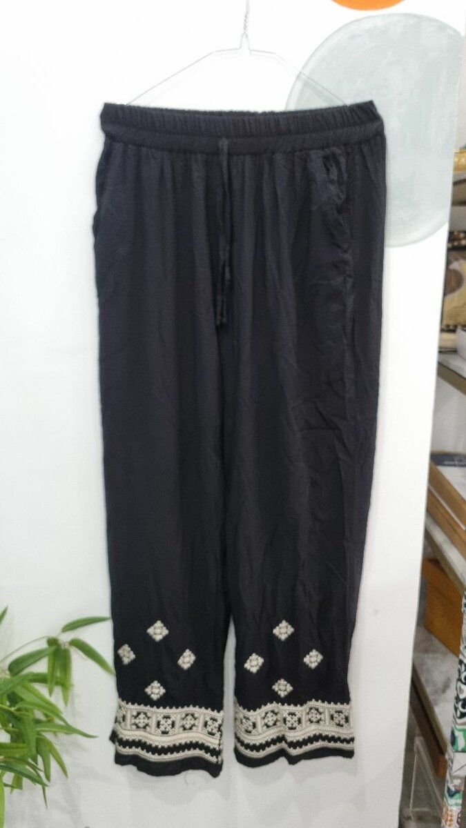 Pantalon bohème noir brodé