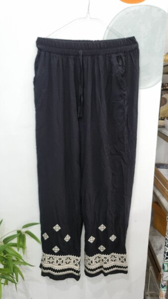 Pantalon bohème noir brodé