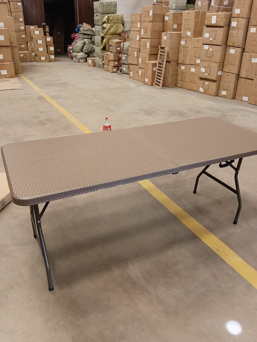 Folding table