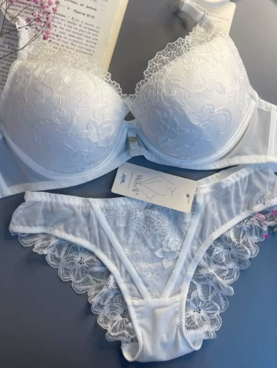 Красивый кружевной комплект