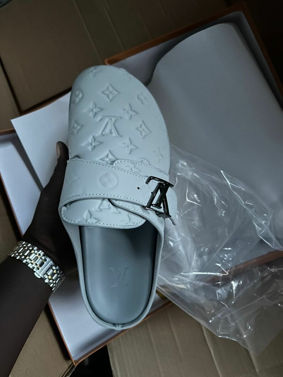 Mules en cuir monogramme