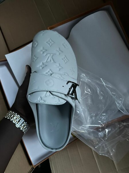 Mules en cuir monogramme