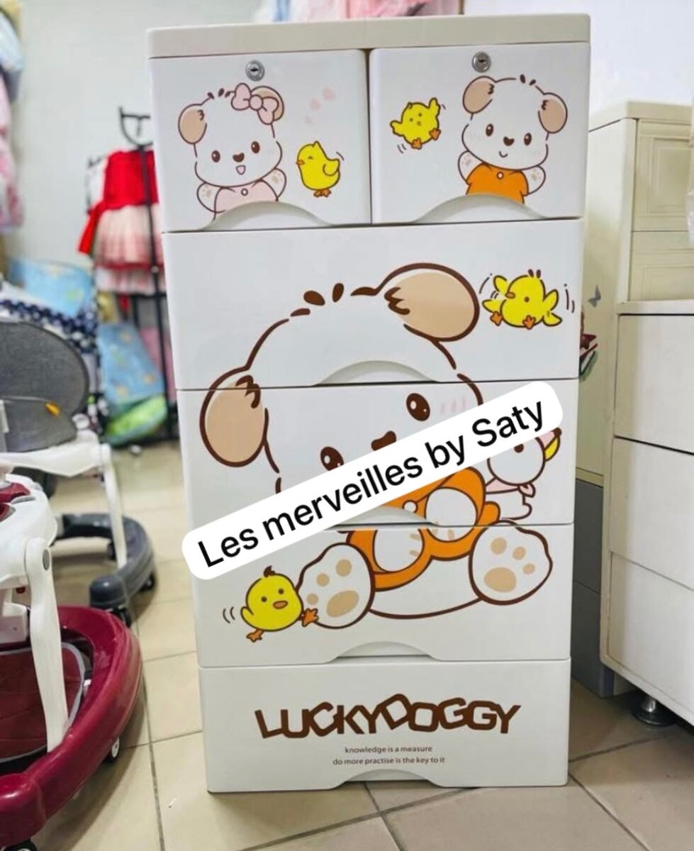 Une commode de rangement