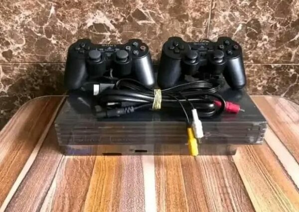 Console PlayStation avec manettes