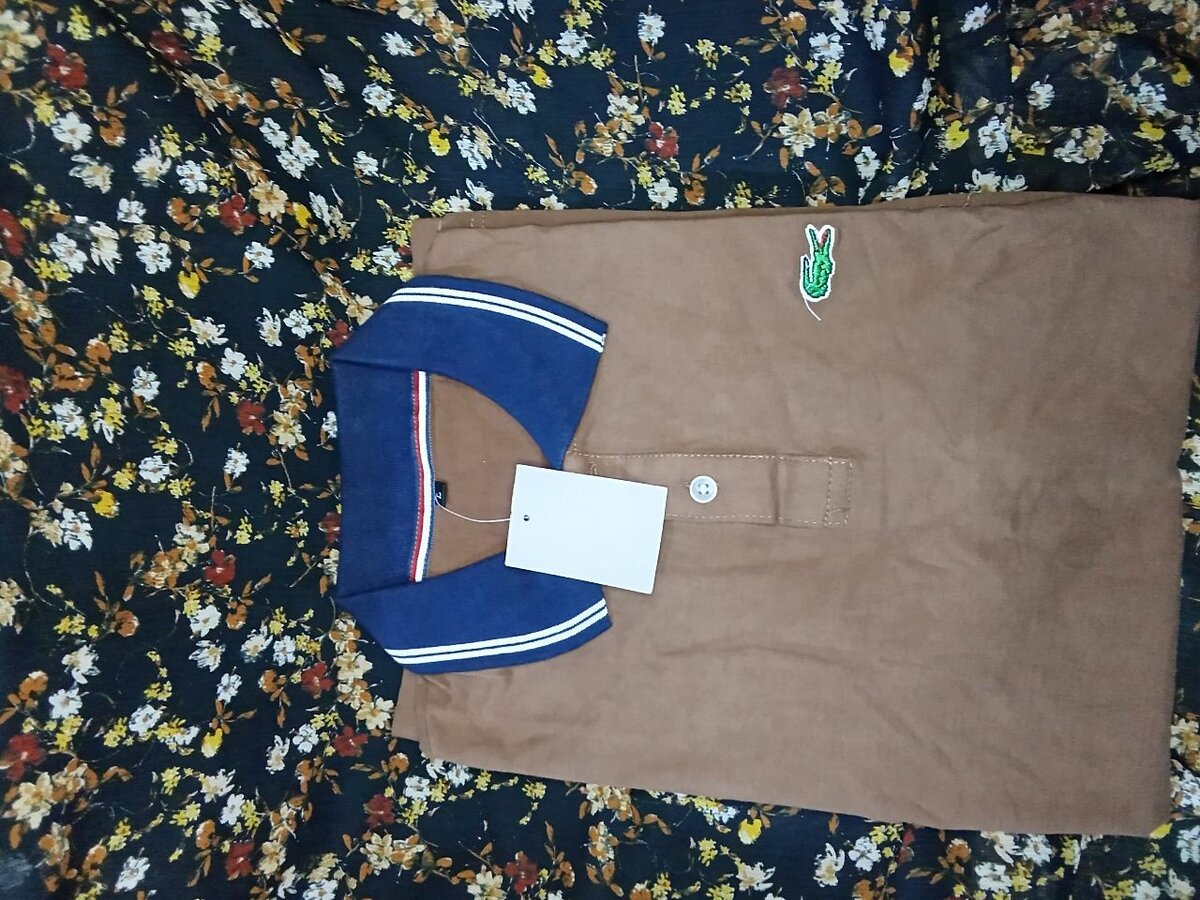 Polo marron à col contrasté