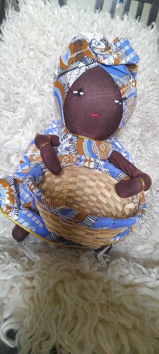 Poupée artisanale et corbeille