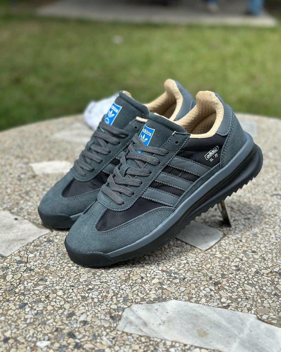 Stylish and comfortable sneakers High Quality 1st Class Kicks