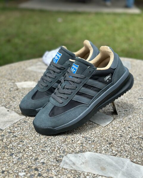 Stylish and comfortable sneakers High Quality 1st Class Kicks