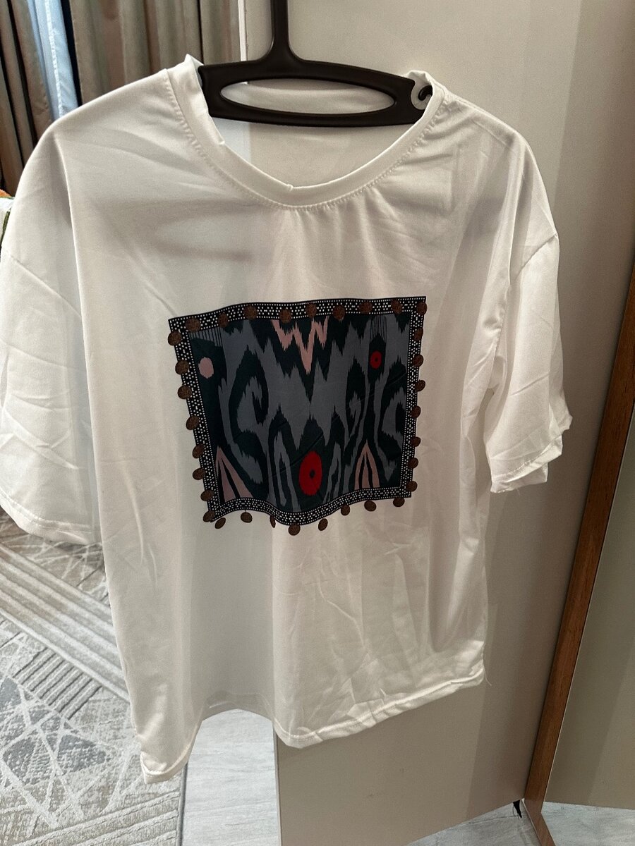 Белая футболка с узорами