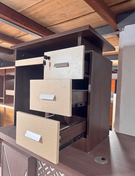 Bureau moderne avec tiroirs