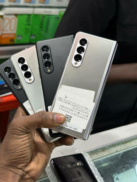 Samsung fold3 capacité 256gigas ram12 Réseau 5G