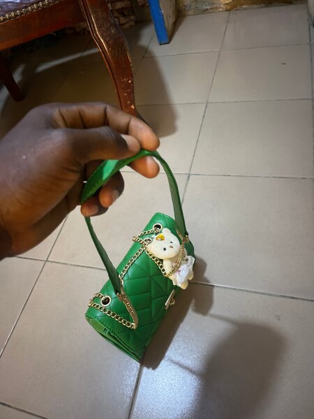 Sac à main vert avec ours