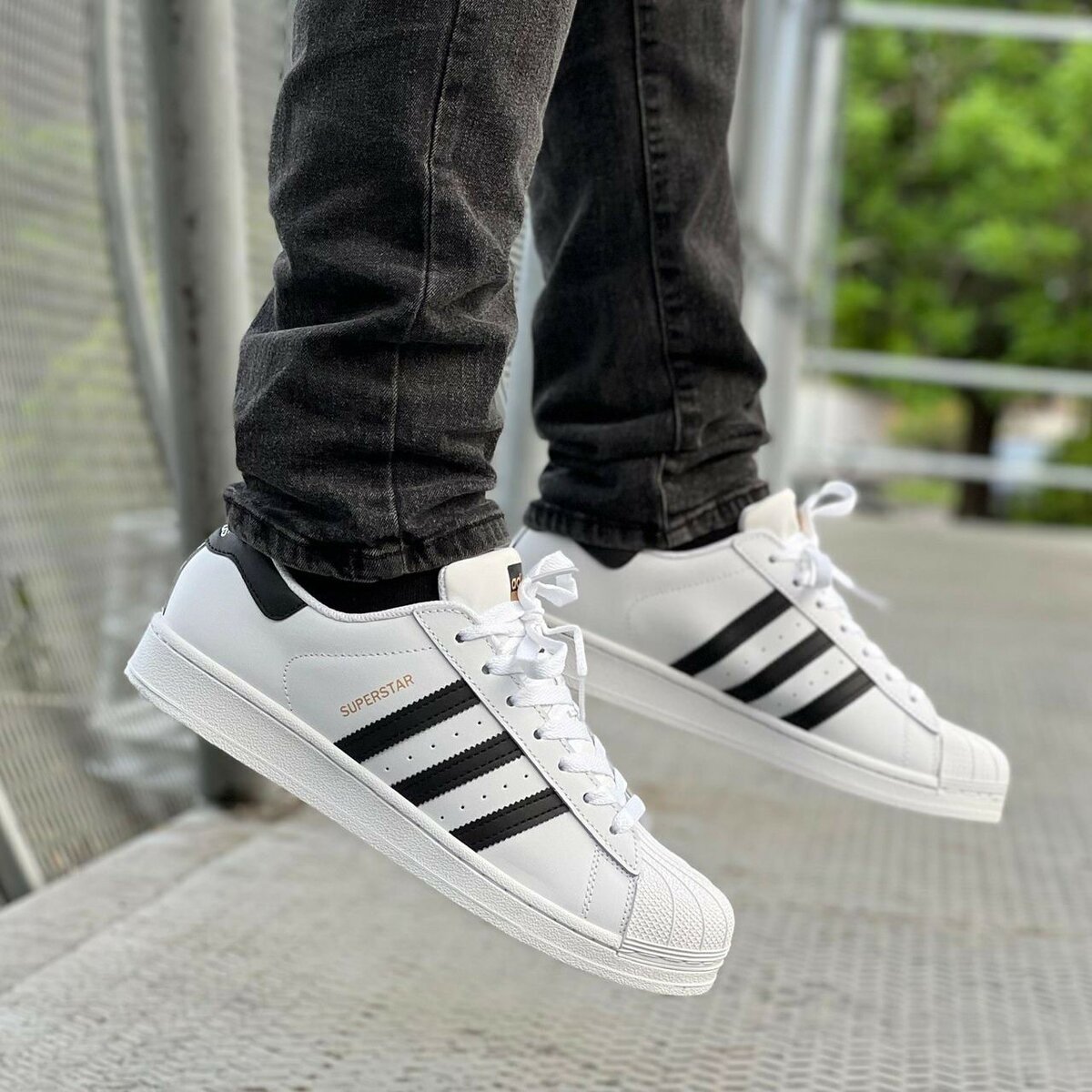 Baskets Superstar blanches et noires