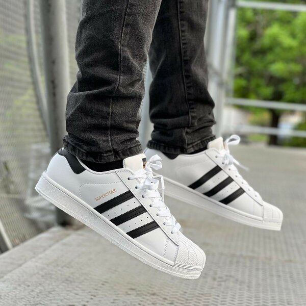 Baskets Superstar blanches et noires