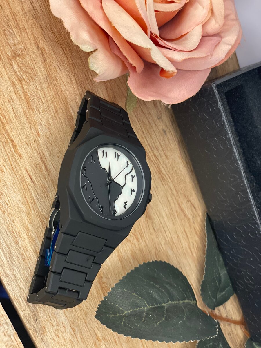 Montre élégante noire design unique