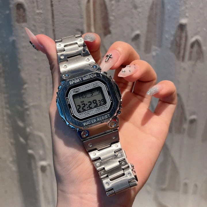 Montre digitale étanche argentée