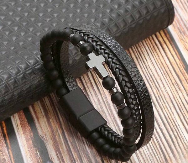 Bracelet en cuir noir avec croix argent