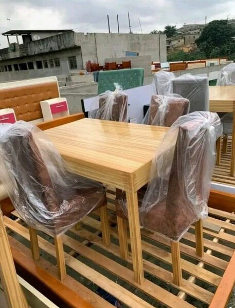 Table à manger moderne bois