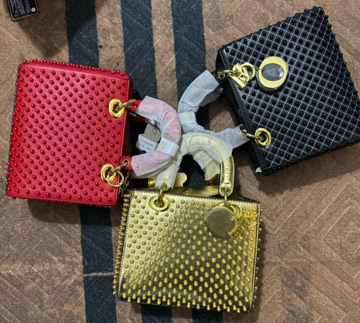 Sac à main clouté élégant