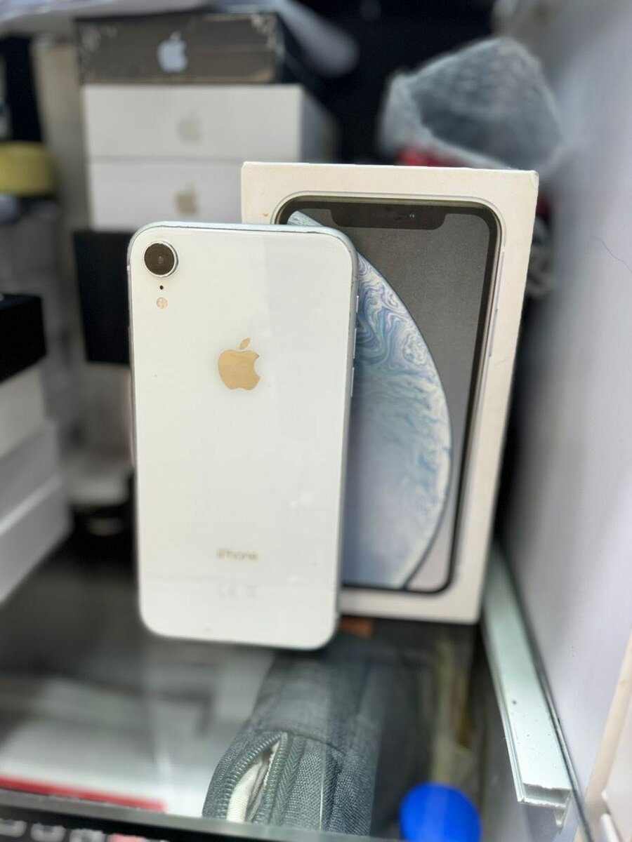 *iphone XR 64giga tout propre dos change :