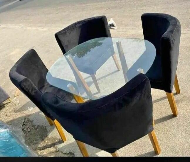 Table ronde avec chaises élégantes