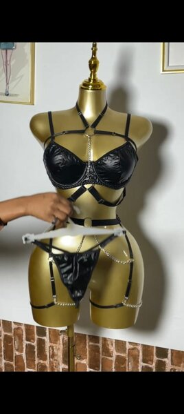 Ensemble lingerie en cuir sexy